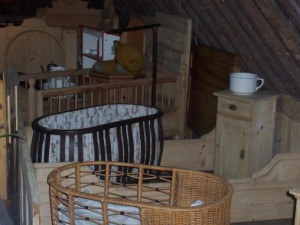  Wij leveren ook complete baby kamers van grenen of eiken. in de kleuren oud grenen, teak, kersen of whitewasch 